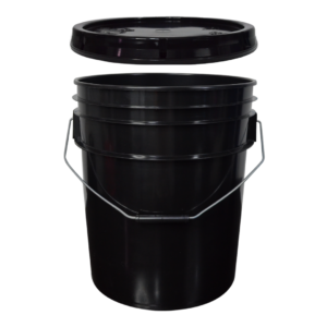 Cubeta de plástico negra asa metal